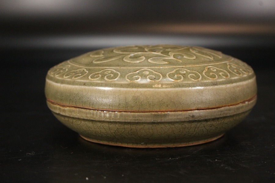 金閣】中国美術 青磁 刻 草花紋 蓋物 香合 旧家蔵出(UM259