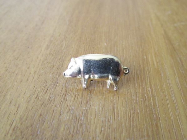 古いピンバッジ：金色の豚 豚 ブタ 動物 金運 ピンズ #T_画像1