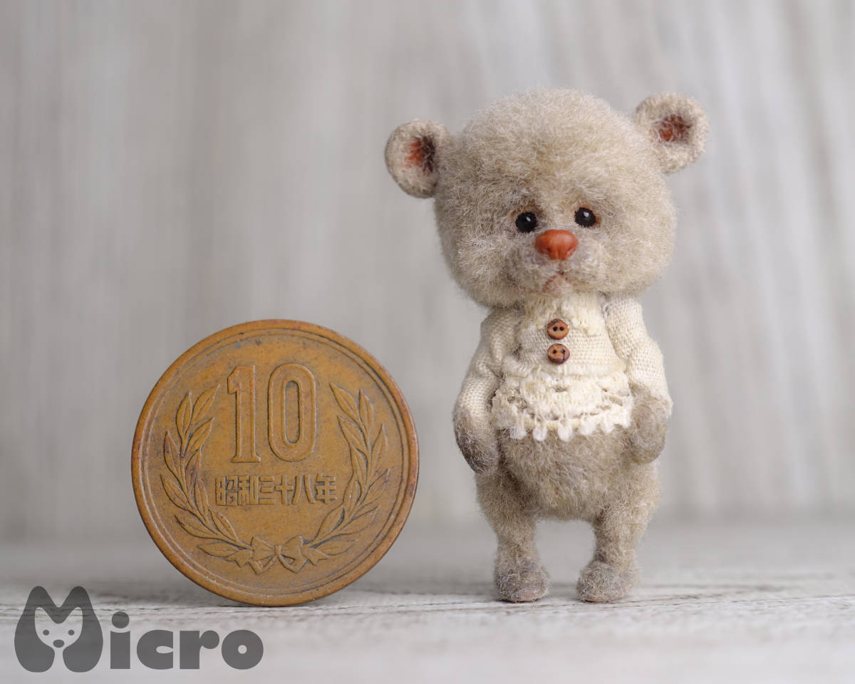 ★Micro★「bear」高さ4.1ｃｍ・ハンドメイド・アンティーク風・テディベア・羊毛フェルト・ドールハウスなどに★_画像4