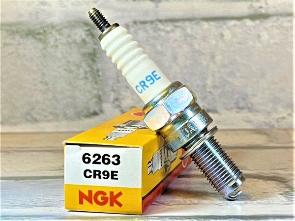 ＮＧＫ　ＣＲ９Ｅ　ヤマハ　ＦＺ６Ｒ　逆輸入　０９ー　適合　新品！_画像1