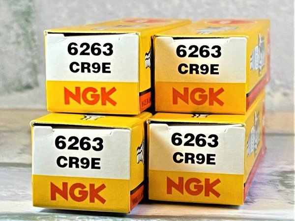 ＮＧＫ　ＣＲ９Ｅ　４本セット　カワサキ　エリミネーター２５０Ｖ　ＶＮ２５０Ａ　９８ー０７　適合　新品！_画像1