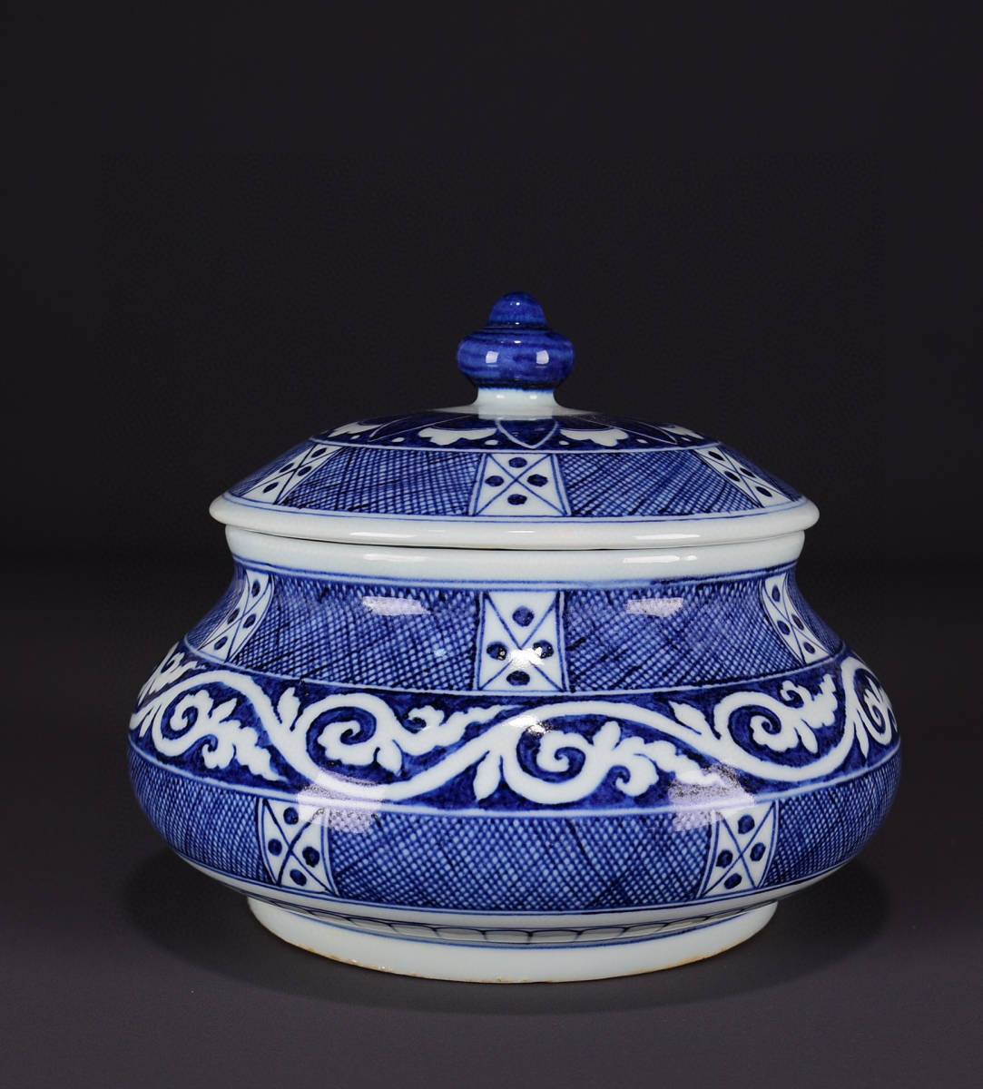 HOT新作 ヤフオク! - 【超珍館蔵・明・宣德年製款・青花・卷草紋・