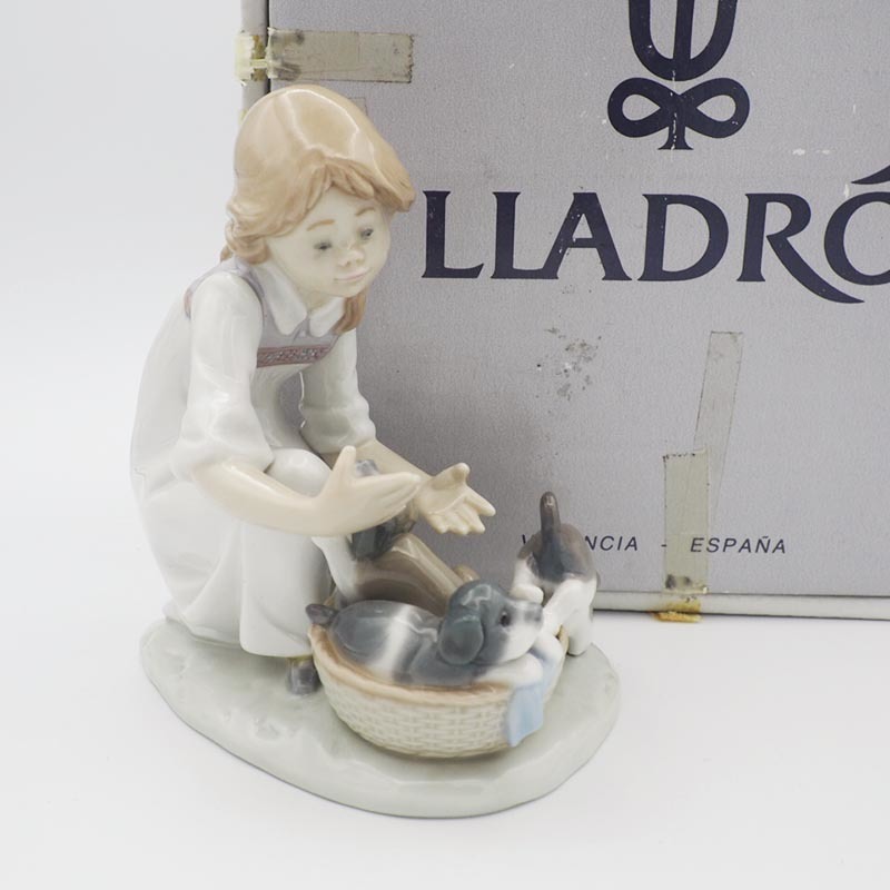 日本正規代理店 リヤドロ LLADRO No.5595 こっそりお外へ Joy in a