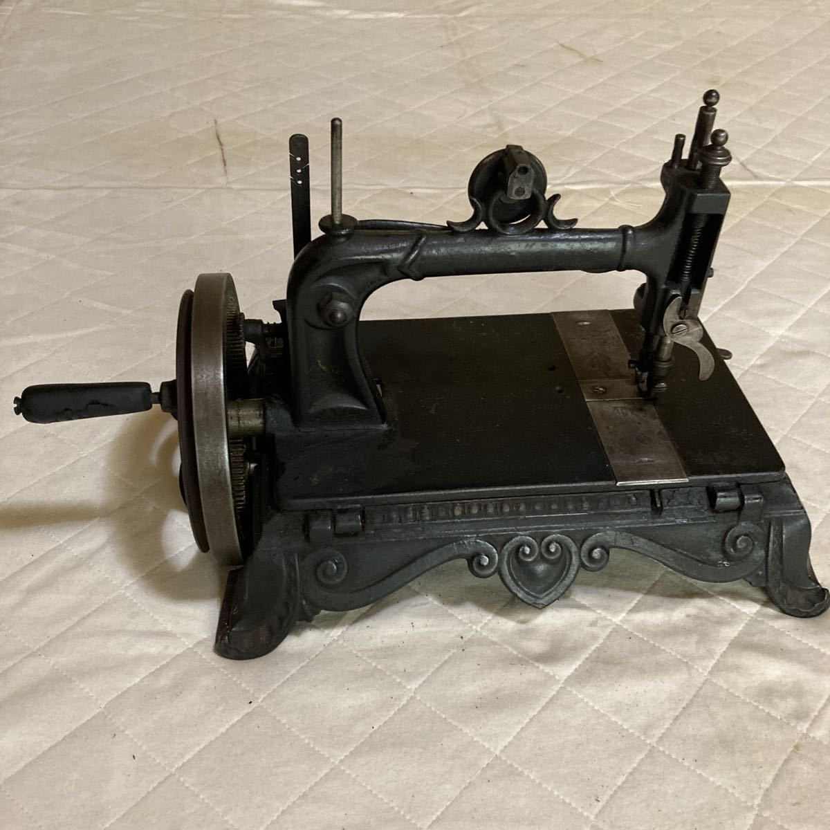  antique hand turning sewing machine Taisho. Showa Retro. former times. tabi ... sewing machine. Kobe Ed moon dostsu ticket. six 10 six number. Osaka west . hammer .. Kobayashi pine ...BRUNO.