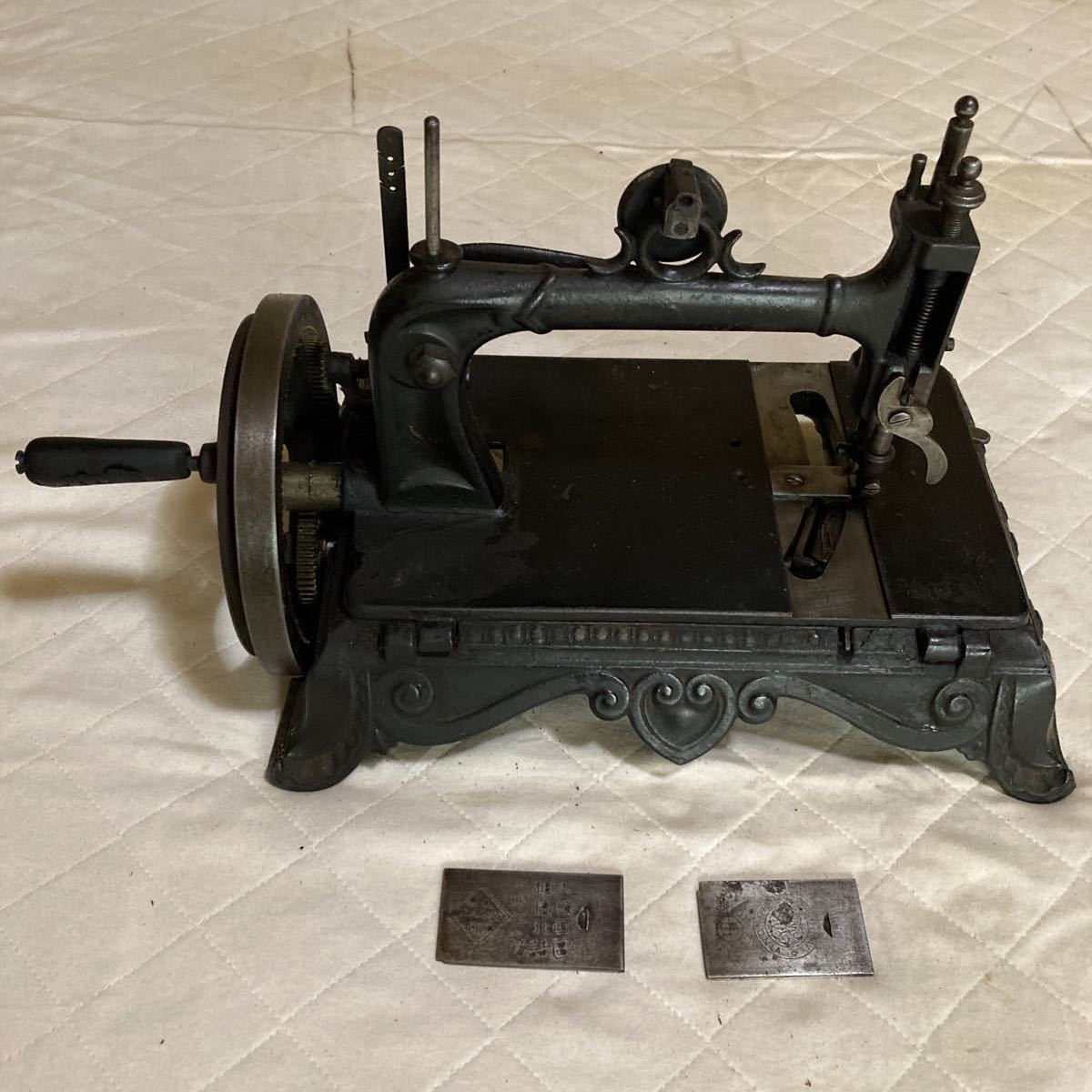  antique hand turning sewing machine Taisho. Showa Retro. former times. tabi ... sewing machine. Kobe Ed moon dostsu ticket. six 10 six number. Osaka west . hammer .. Kobayashi pine ...BRUNO.