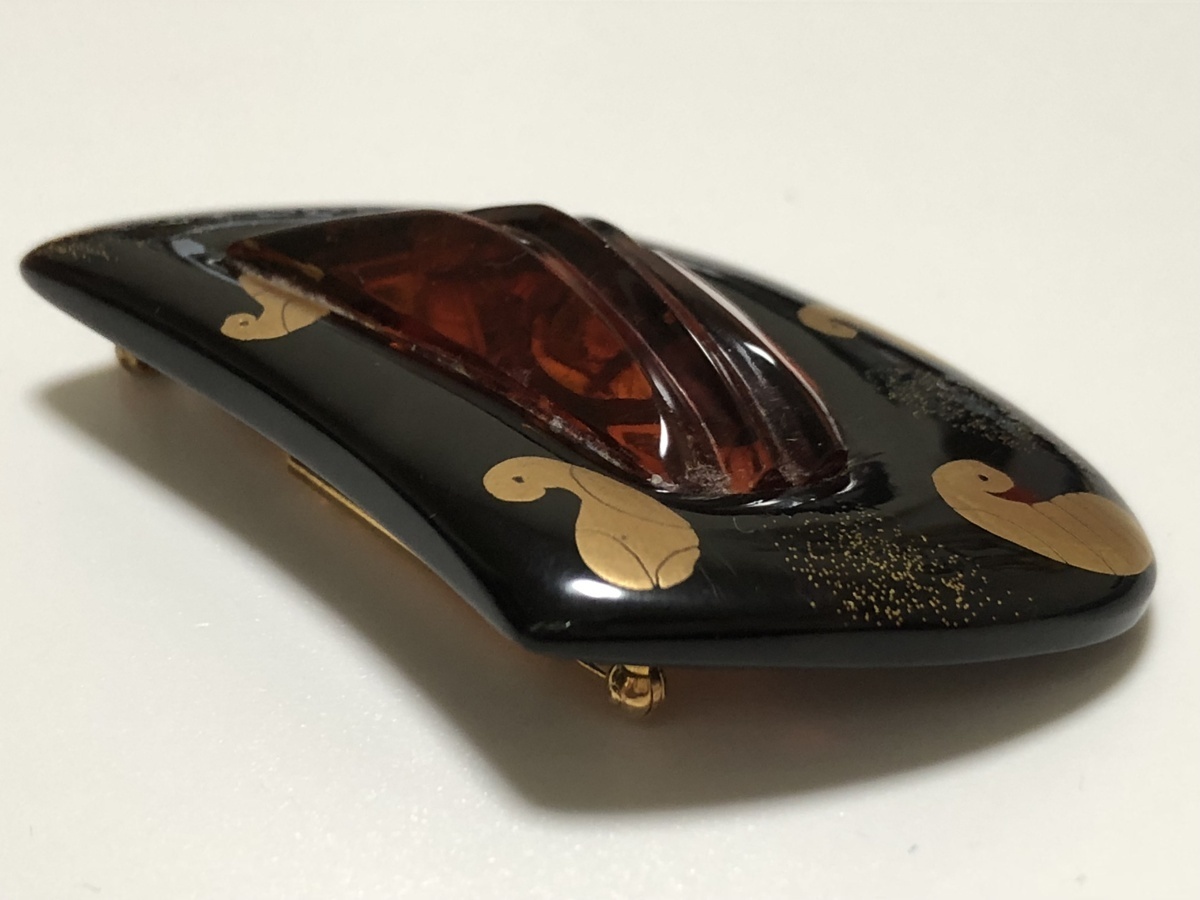本鼈甲 黒甲 本琥珀 帯留め兼ブローチ 松山 2WAY 作家物 勾玉文 金蒔絵