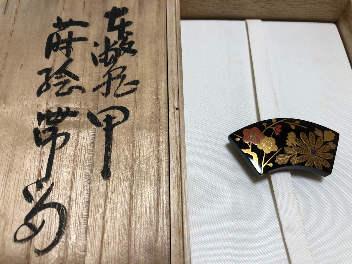 本鼈甲 黒甲 金蒔絵 螺鈿 作家物 永成 扇面梅菊文 帯留め 美品 桐箱付属_画像3