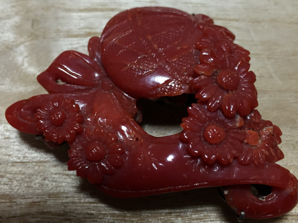素晴らしい品質 本血赤珊瑚 26.8g 手毬と菊 帯留め 帯留め - www.ims