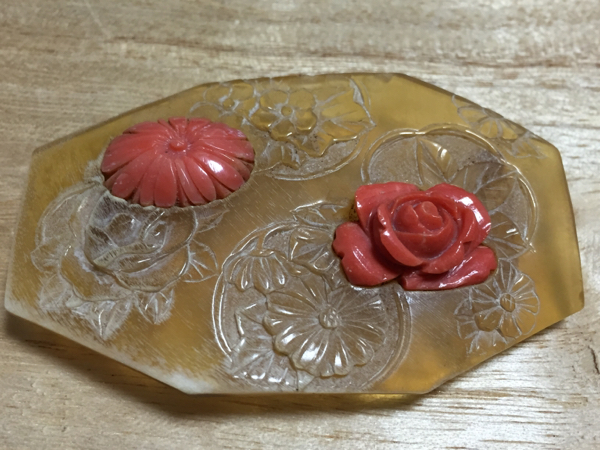 アンティーク 本牛甲 白甲 本珊瑚 薔薇・菊細工 帯留め