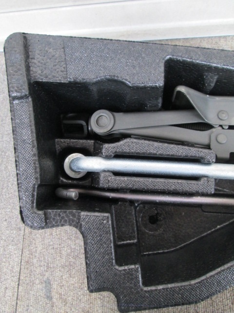 車載工具 一式　アルト　HA35S　H24　エコ　　工具入れ付き　ジャッキ　レンチ　_画像2