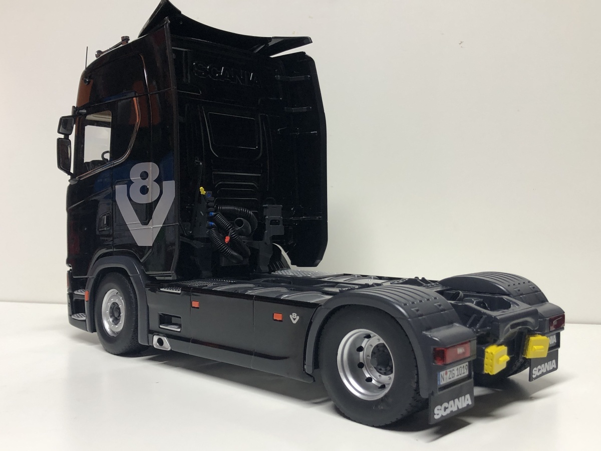 NZG 1/18 Scania V8 730S 4x2 Tractor black　スカニア　トレーラーヘッド_画像2