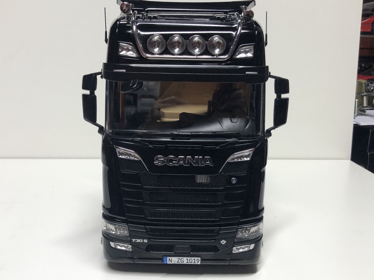 NZG 1/18 Scania V8 730S 4x2 Tractor black　スカニア　トレーラーヘッド_画像3
