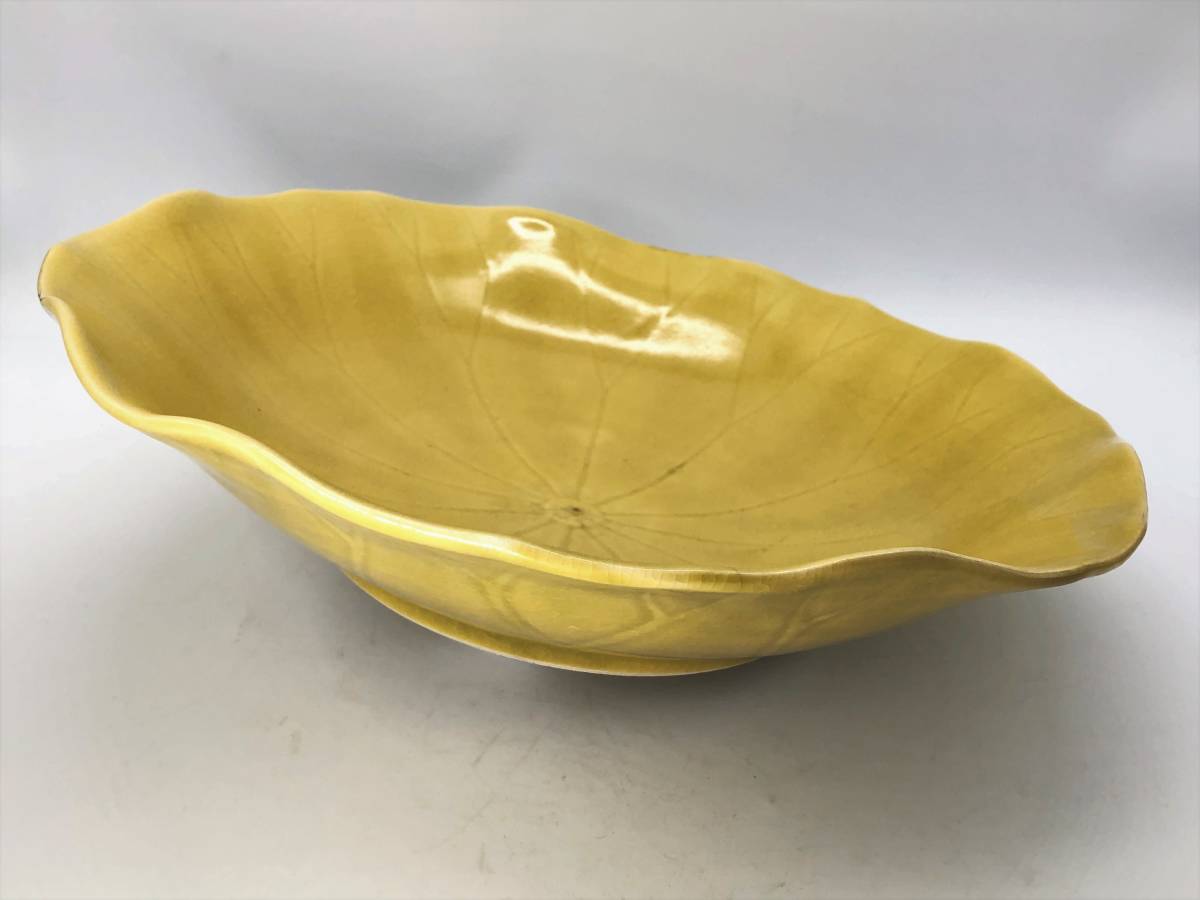 [ pale yellow glaze . thing ] lotus leaf shape deep plate / large bowl 36.5cm MADE IN JAPAN. box attaching antique goods M0305I