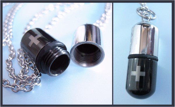 KP6461 ステンレス製ピルケースペンダント 黒 銀 ステンレスロングチェーンネックレス ミニカプセル薬入れ メモリアルペンダント