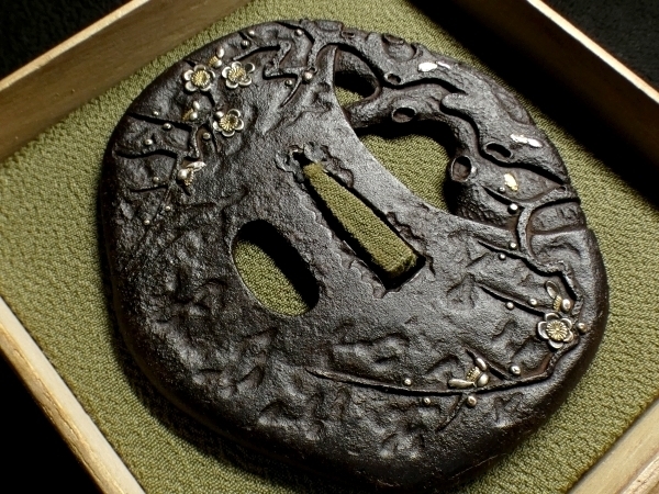 刀装具 #2237】≪A級≫(鍔) 銘:「金家」 枝梅図 透かし 鉄地 金銀