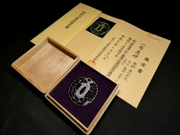 刀装具 #1865】 ≪A級≫ (鍔) 無銘 赤坂 菊図 透かし 鉄磨地 変り型