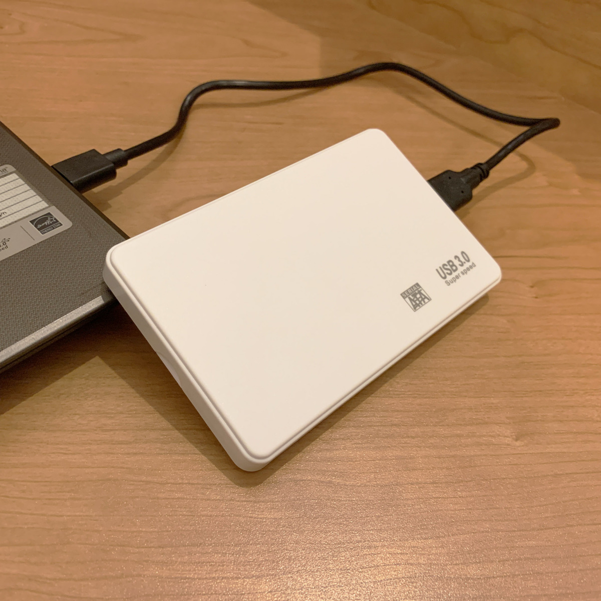 【USB 3.0 接続】 2.5インチ HDD/SSD ケース SATA ハードディスクケース 4TBまで 9.5mm/7mm厚両対応 工具不要 【ホワイト】_画像3