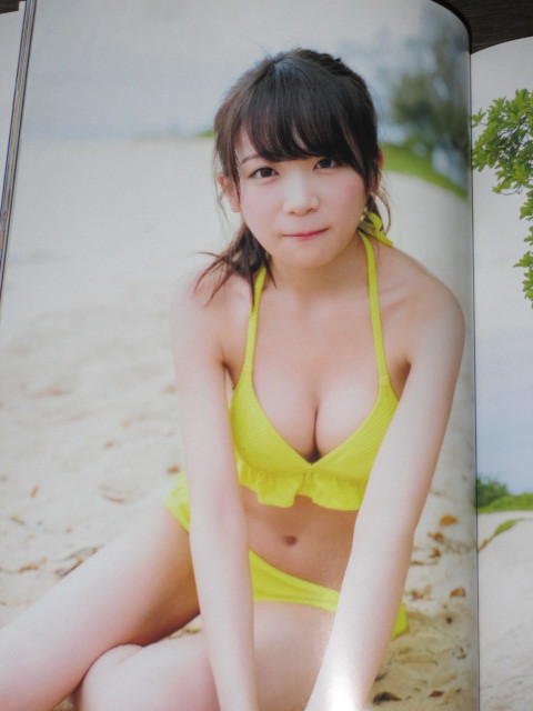 初版第一刷　乃木坂46 秋元真夏 ファースト写真集「真夏の気圧配置」B3両面ポスター付き　帯付き　