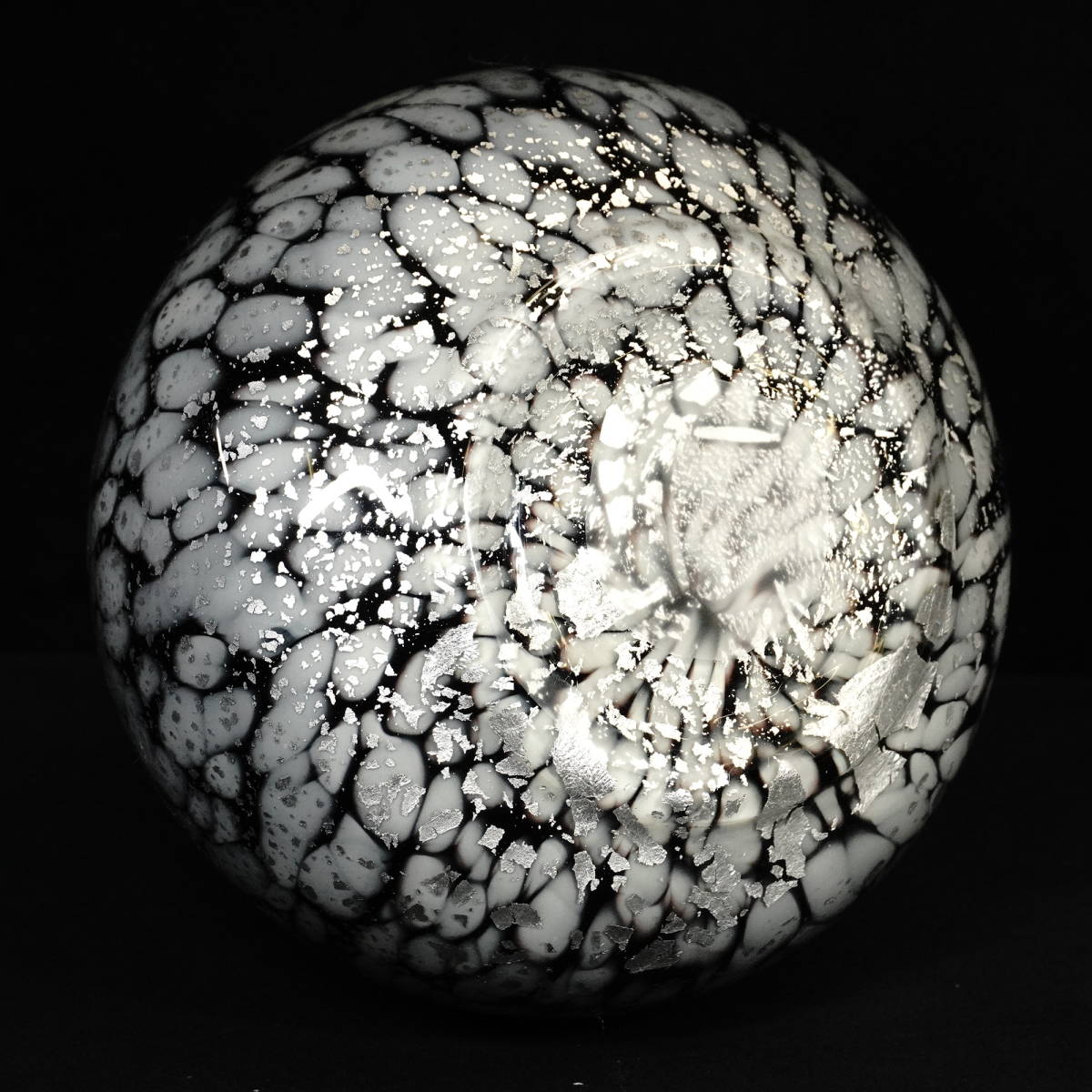 ハンドメイドフラワーベース ガラス花瓶 白・黒・銀彩装飾 直径17㎝ 高さ17㎝ レオパード柄のような白黒の斑模様と銀彩の美しい調和 TKM_画像10