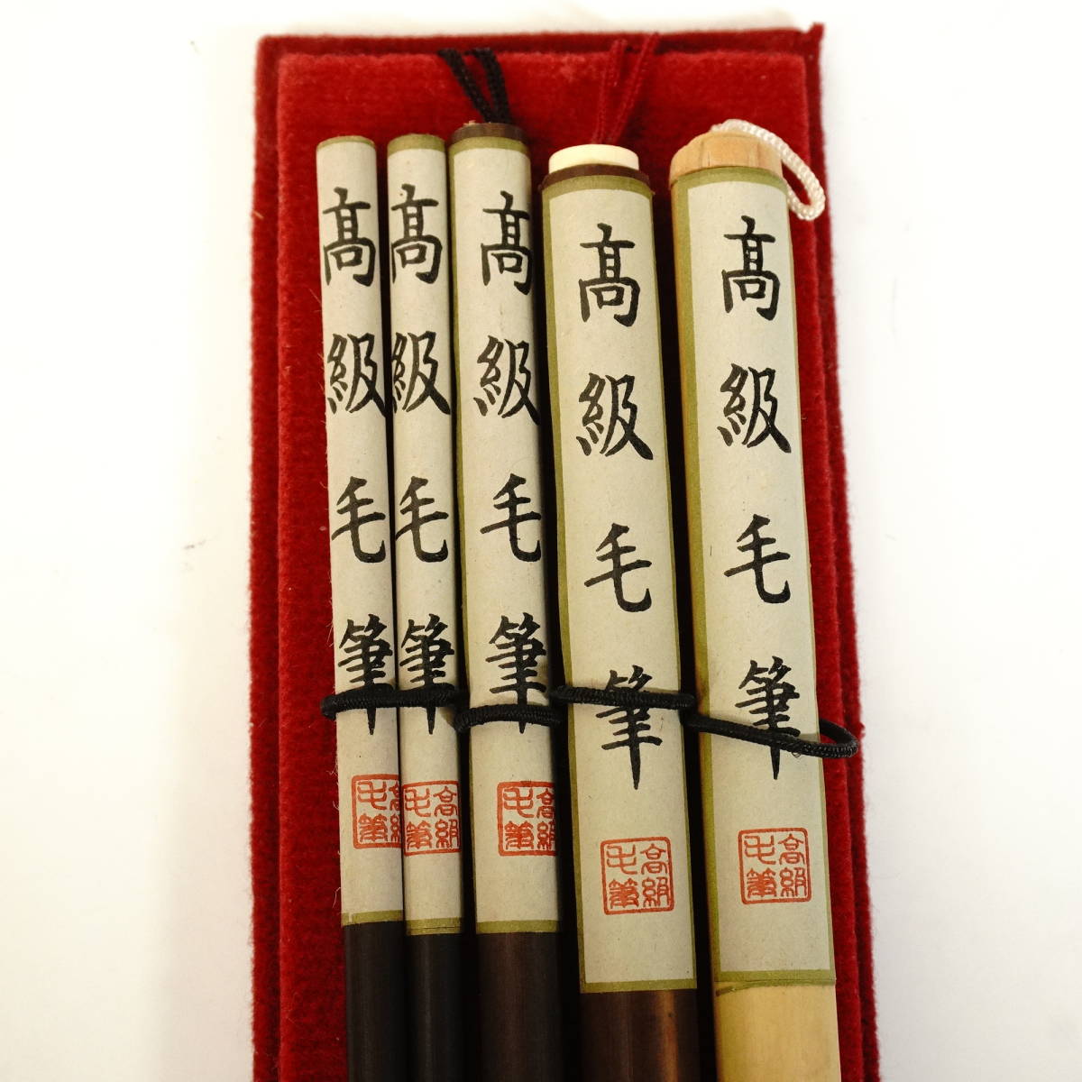 韓国 筆墨画 未使用 書道具セット 8点 花鳥紋螺鈿硯箱・龍紋彫刻硯・墨・毛筆5本・文鎮 飛鶴紋高麗青磁水滴・竹製筆巻・篆刻用印材3本 TKM_画像9