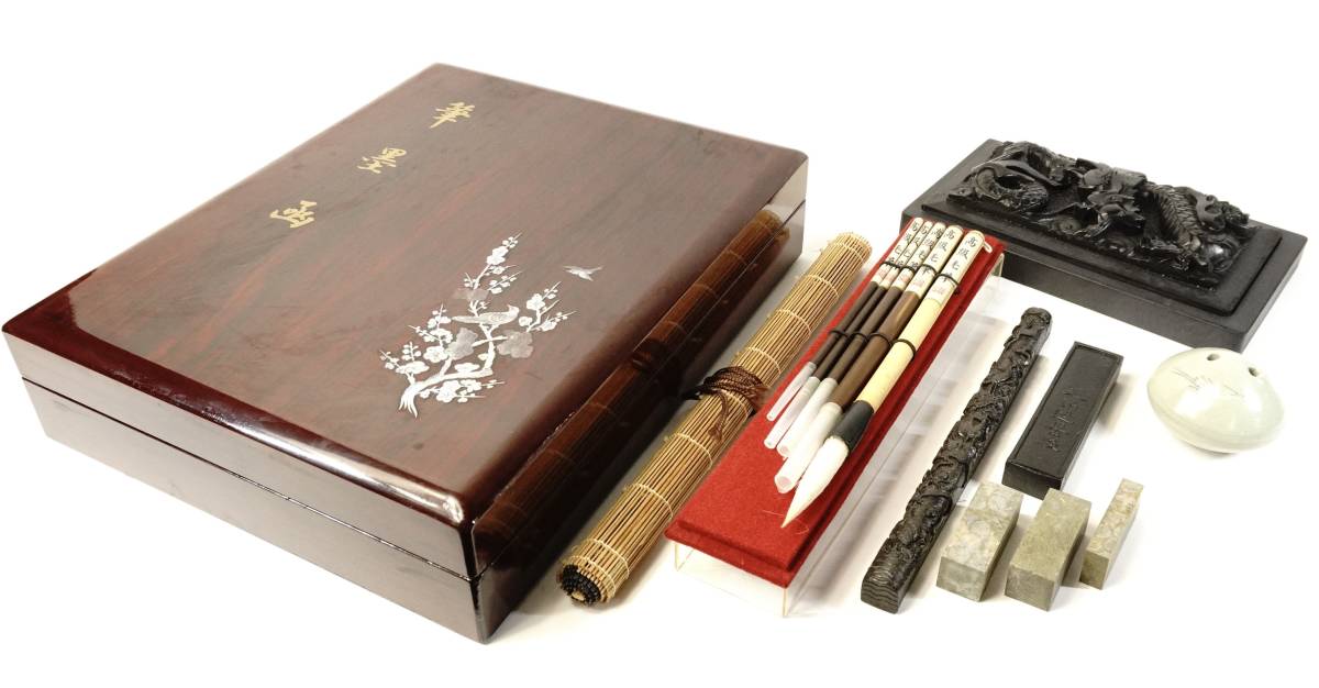 韓国 筆墨画 未使用 書道具セット 8点 花鳥紋螺鈿硯箱・龍紋彫刻硯・墨・毛筆5本・文鎮 飛鶴紋高麗青磁水滴・竹製筆巻・篆刻用印材3本 TKM_画像1