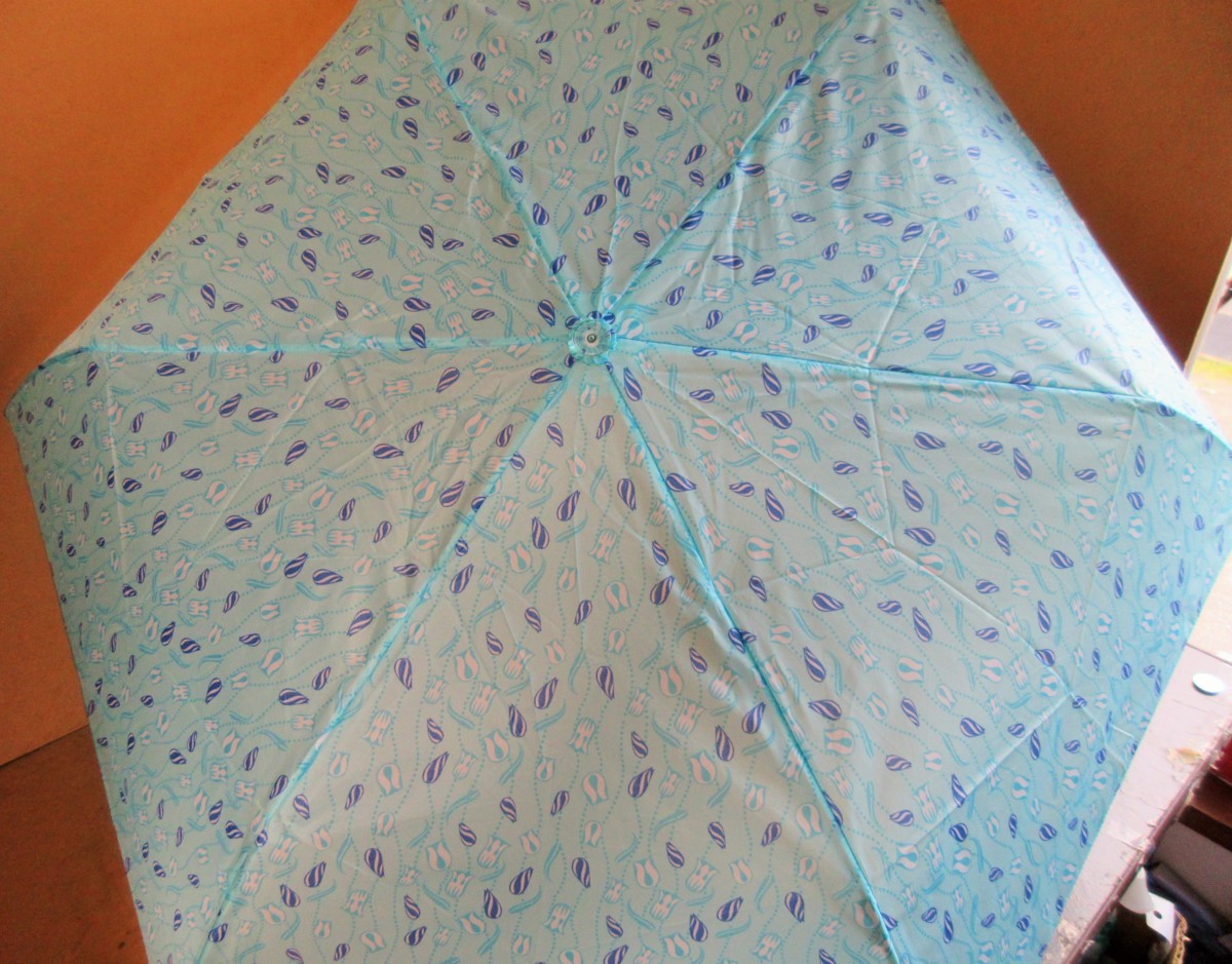 ☆かわいい水色チューリップ模様の折りたたみ傘 持ち運び便利◆急な雨でも大丈夫291円_画像6