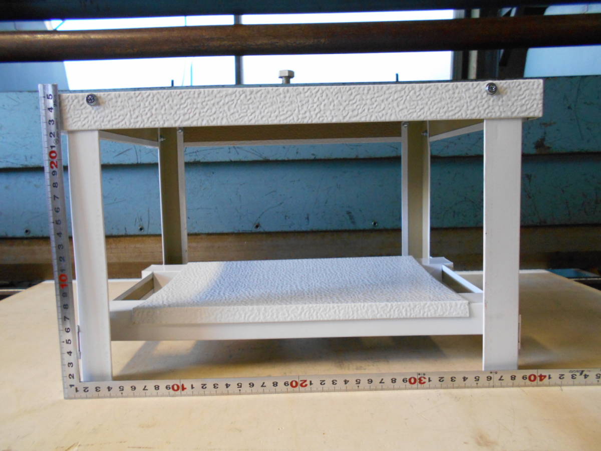 キャンプテーブル　2段式　40×30×H25　エンボスホワイト　頑丈　軽量　洗物置場　折り畳み 中板付き トタン・ガルバ鋼材 耐熱 防水 自作_画像2