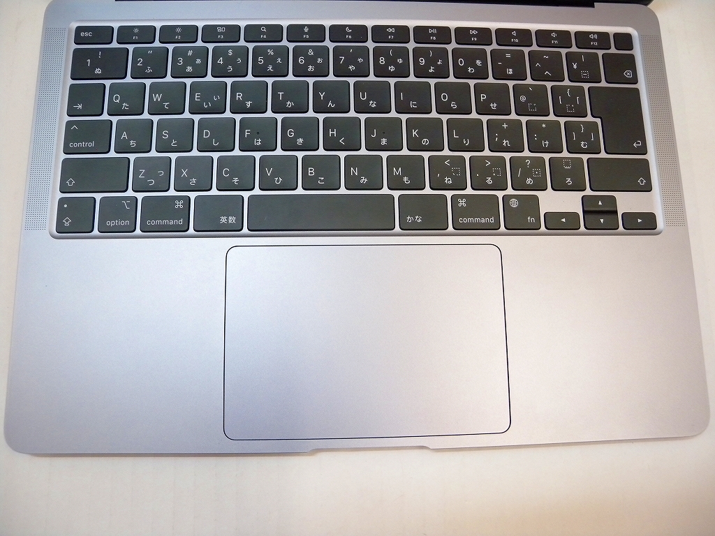 C9002★MacBooK Air 13インチ MGN63J/A A2337 Apple M1チップ搭載 アダプタ欠品 ※通電確認のみ 詳細未チェック 現状渡し【ジャンク】_画像3