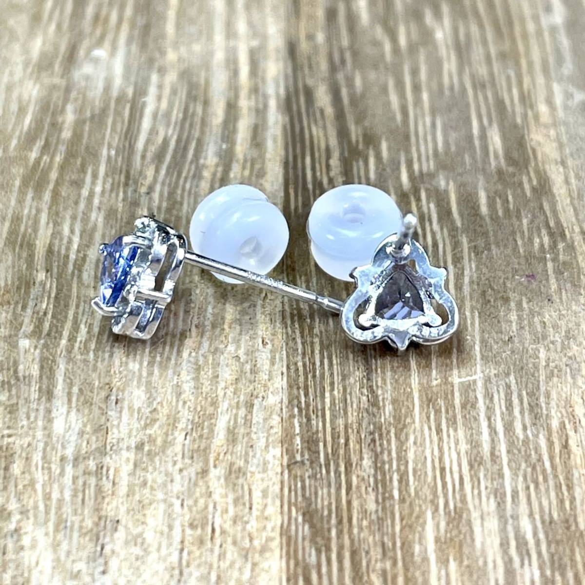 夏・お店屋さん 可愛い! k18WG タンザナイト ピアス 1.14g GR1211