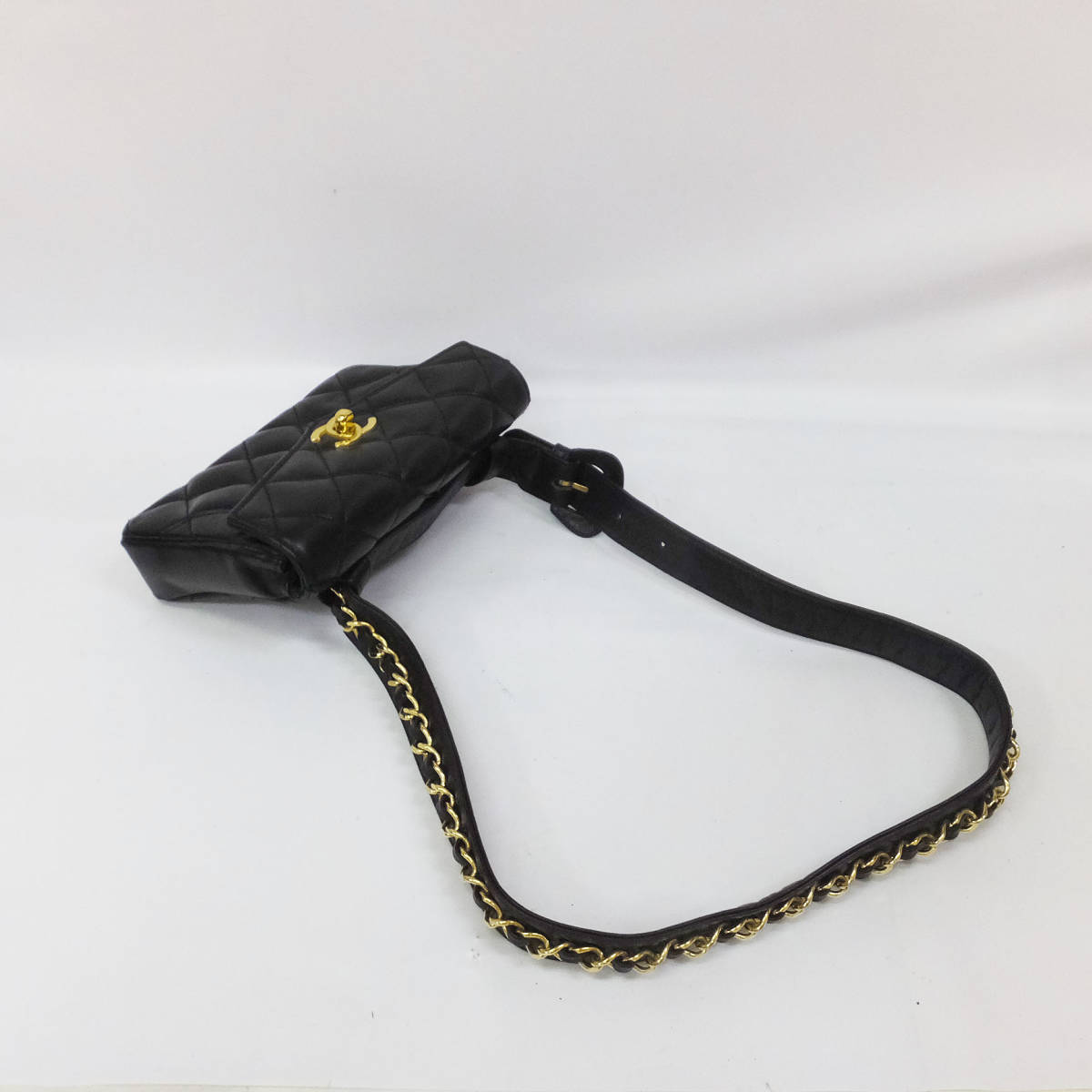 USED 中古【CHANEL】シャネル ウエストポーチ ボディバッグ ウエストバッグ マトラッセ ターンロック ヴィンテージ ココマーク