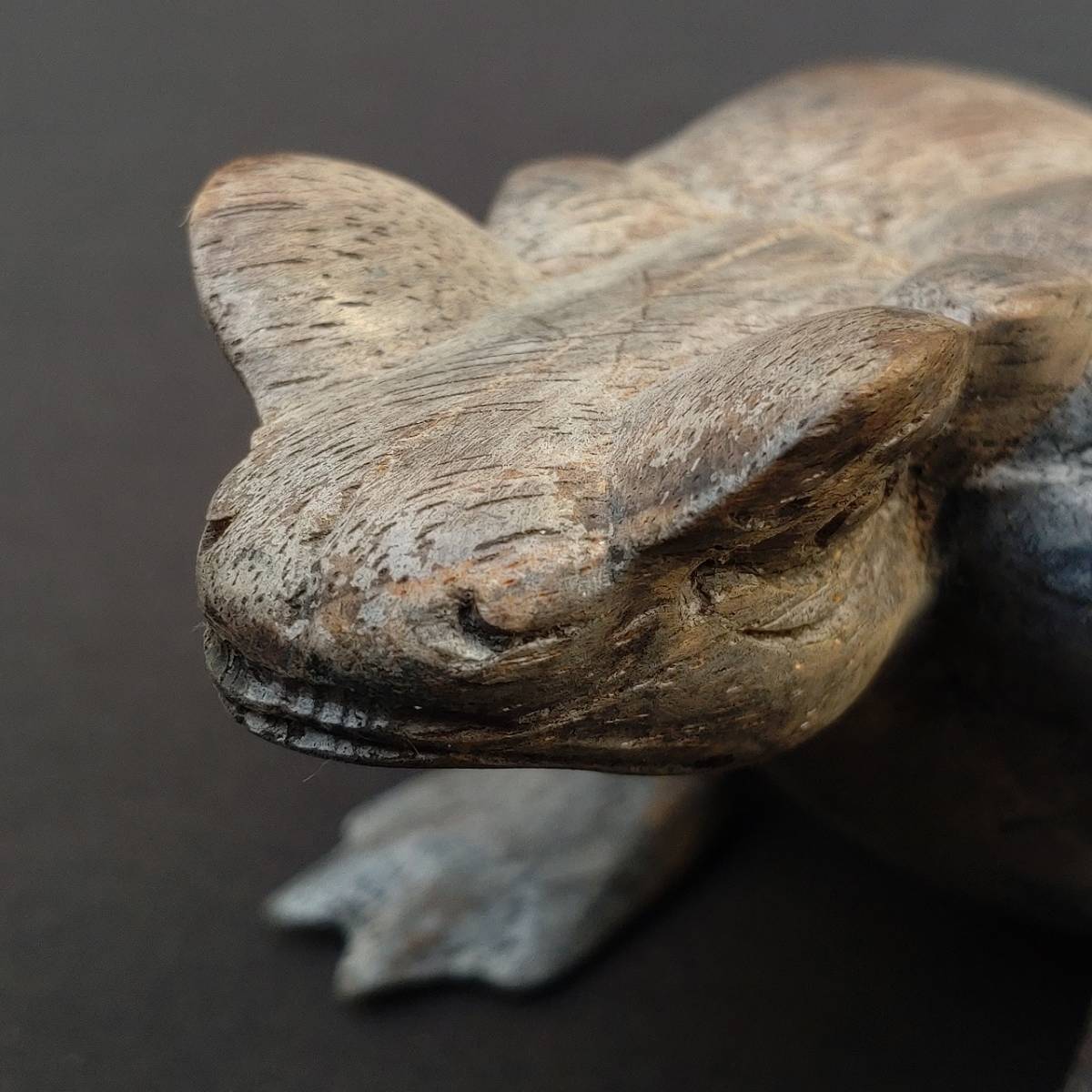 蛙の置物 木製 古い置物 最大幅約105㎜ 奥行約60㎜ 高さ約54㎜ 重量約100g かえる カエル 和風 和室 古物 骨董　【b】_画像10