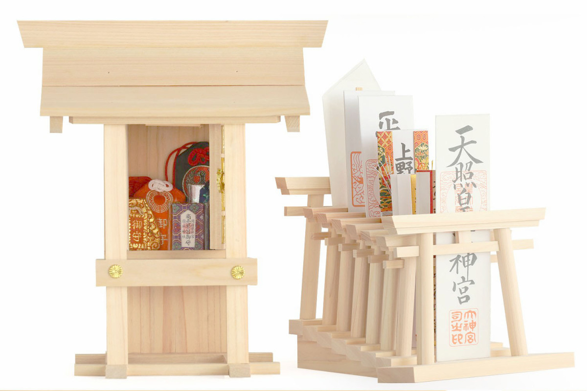 o. establish torii .. amulet . household Shinto shrine . protection inserting god . torii domestic production .. . atelier making 