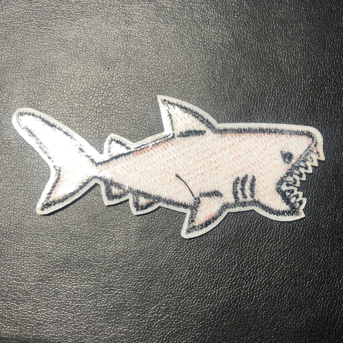 【ワッペン】サメ 鮫 シャーク ホワイト ベージュ 刺繍 メンズ ジーンズ パンク ジャケット アイロン 【アップリケ】