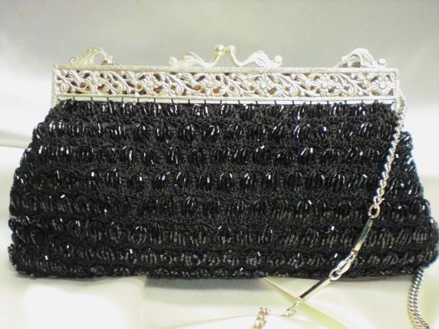 ☆[手作りビーズバッグ]新品に近い・渋谷恵比寿・ムーン・ストーン制作・彫った口金が珍しい豪華なバッグ