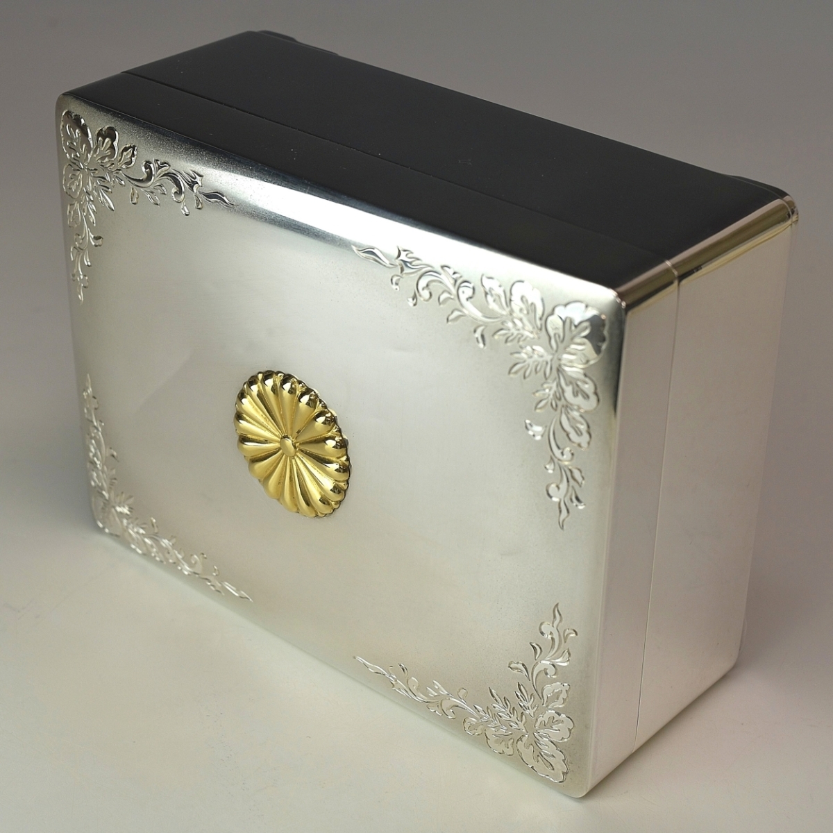 【趣楽】 純銀製　稲葉謹製　十六弁菊紋蓋物　幅１２，５ｃｍ　重量６９８ｇ　ボンボニエール　箱　本物保証　Ｆ１６６１_画像10