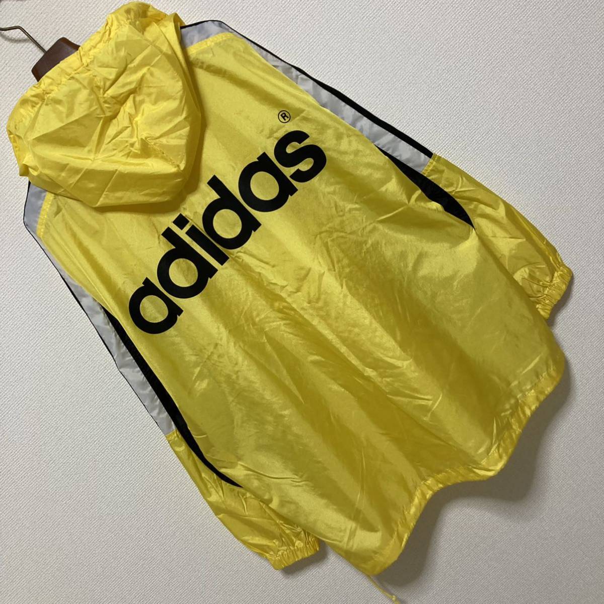 90s◆adidas アディダス◆デサント製 ビッグロゴ アノラック ジャケット M-Lイエロー ブラック ジャージ ３本ライン ナイロン 日本製 美品の画像3