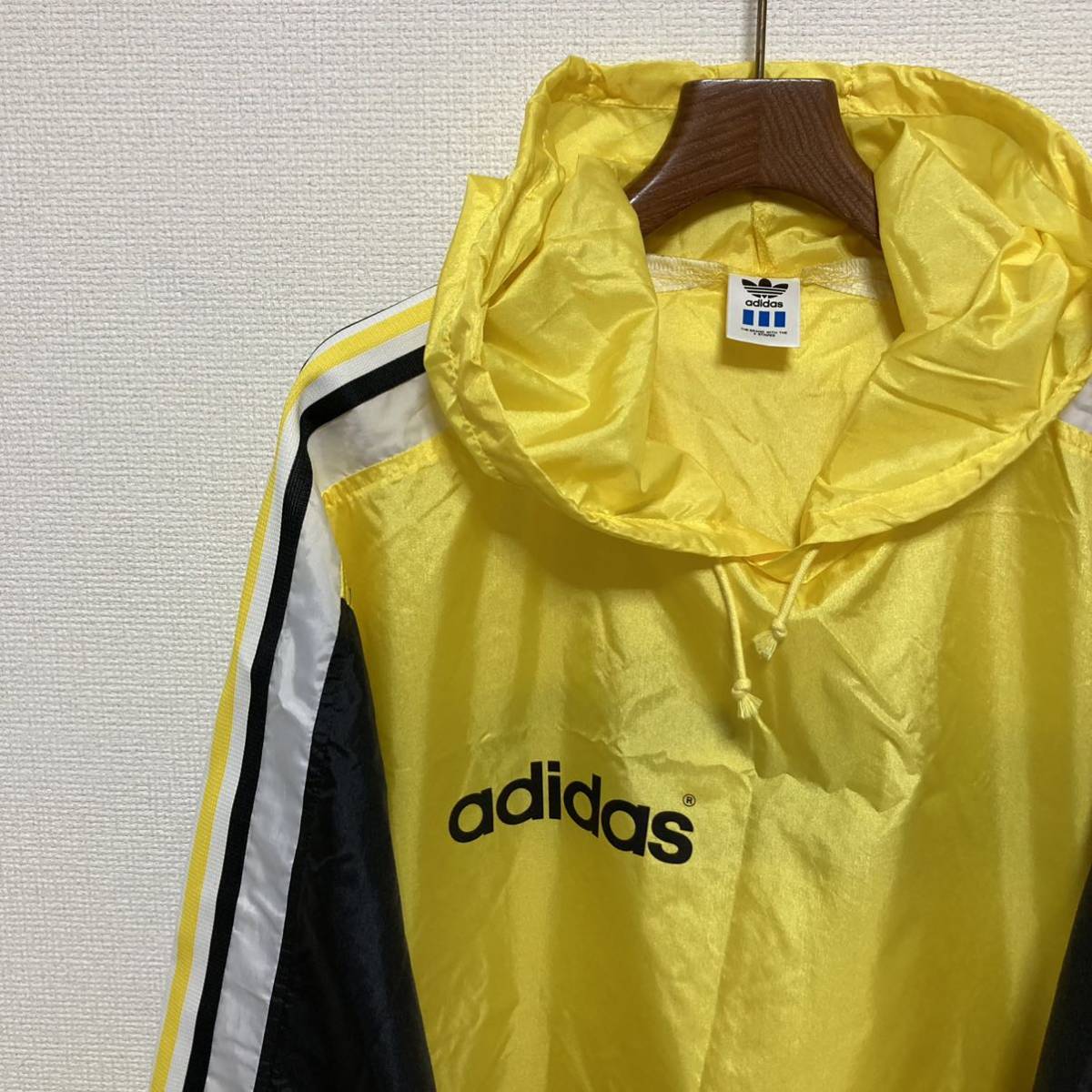 90s◆adidas アディダス◆デサント製 ビッグロゴ アノラック ジャケット M-Lイエロー ブラック ジャージ ３本ライン ナイロン 日本製 美品の画像4