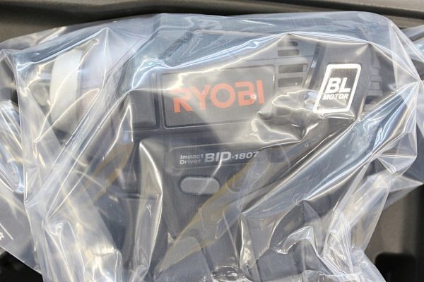 【新潟発】リョービ 充電式インパクトドライバー BID-187L1 18V 1500mAh バッテリー２個 未使用 大工 木工 建築 切断 電動 工具 京セラ_画像4