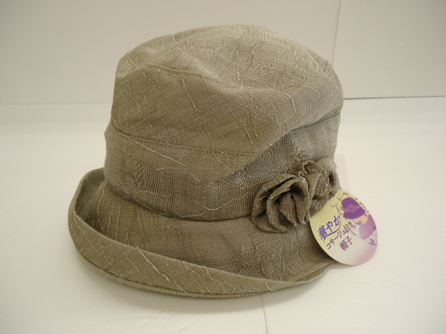 【KCM】hat-1★未使用★華やか　コサージュ付き帽子　ハット　SSサイズ　薄カーキ系　婦人　レディース_画像1
