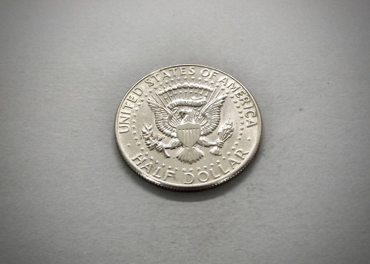 銀貨です　美品 1967年 ケネディ50セント 送料無料（14233）シルバー400　USA貨幣　アメリカ　ハーフダラー_画像2