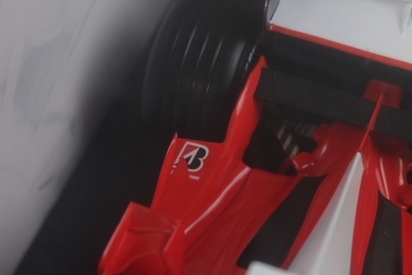 訳あり未使用!!【ホットウィル】フェラーリ F2005 シューマッハ 1/18 訳あり未使用!!【ホットウィル】フェラーリ F2005 シューマッハ 1/18