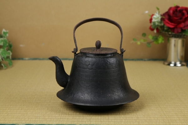 【2024】お歳暮・冬ギフト | 高島屋オンラインスト 富士型菊地紋鉄瓶 水漏れあり 鉄瓶