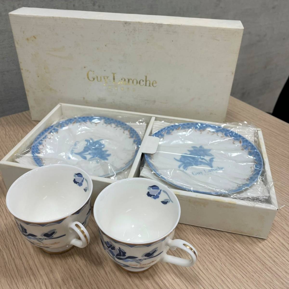 #3681A【未使用品】Guy Laroche Paris (ギラロッシュ) 洋食器　お皿5枚　カップ2個　万能皿　白 青 キュート皿セット　品番GL-960　美品_画像1