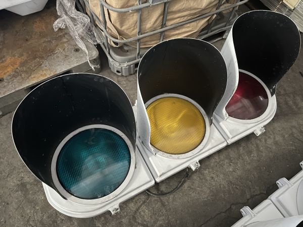 Yahoo!オークション - 【S-2】信号機 本物 平成3年製 日本信号 Yahoo!オークション - 【S-2】信号機 本物 平成3年製 日本信号