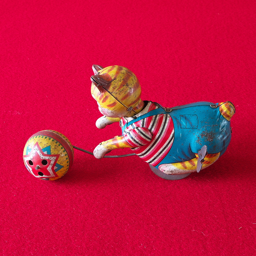  tin plate zen my type lamp playing . playing cat tin plate. cat Showa Retro made in Japan operation verification settled cat. toy 