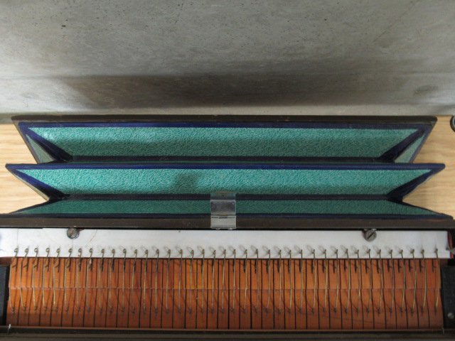 ハーモニウム ハルモニウム Harmonium 赤 39鍵盤 鍵盤楽器 インド楽器