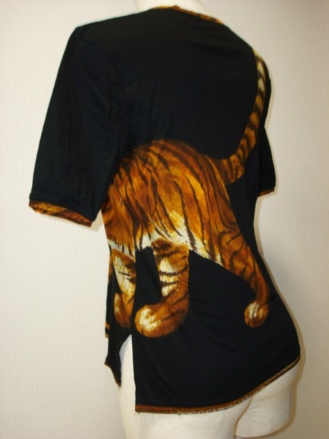 ● 美品 エレガント 虎 タイガー 1匹のトラが両面に プリント レディース 半袖 Tシャツ カットソー ブラック 黒 綿100% 伸縮性 ストレッチ_画像5