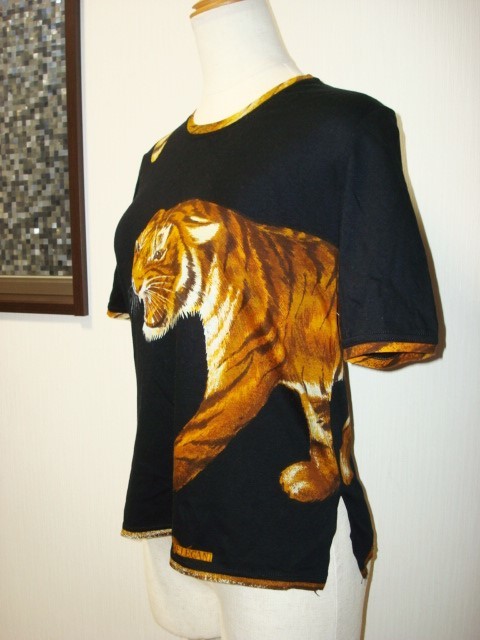 ● 美品 エレガント 虎 タイガー 1匹のトラが両面に プリント レディース 半袖 Tシャツ カットソー ブラック 黒 綿100% 伸縮性 ストレッチ_画像2