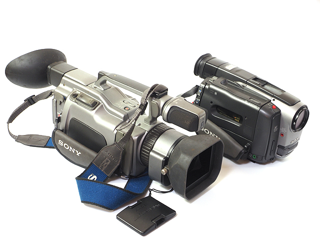 ソニー SONY Digital Handycam DCR-VX1000 / Handycam video Hi8 CCD-TRV201 NTSC ビデオカメラ 2台 三脚 2個その他付属品 中古ジャンク品_画像2