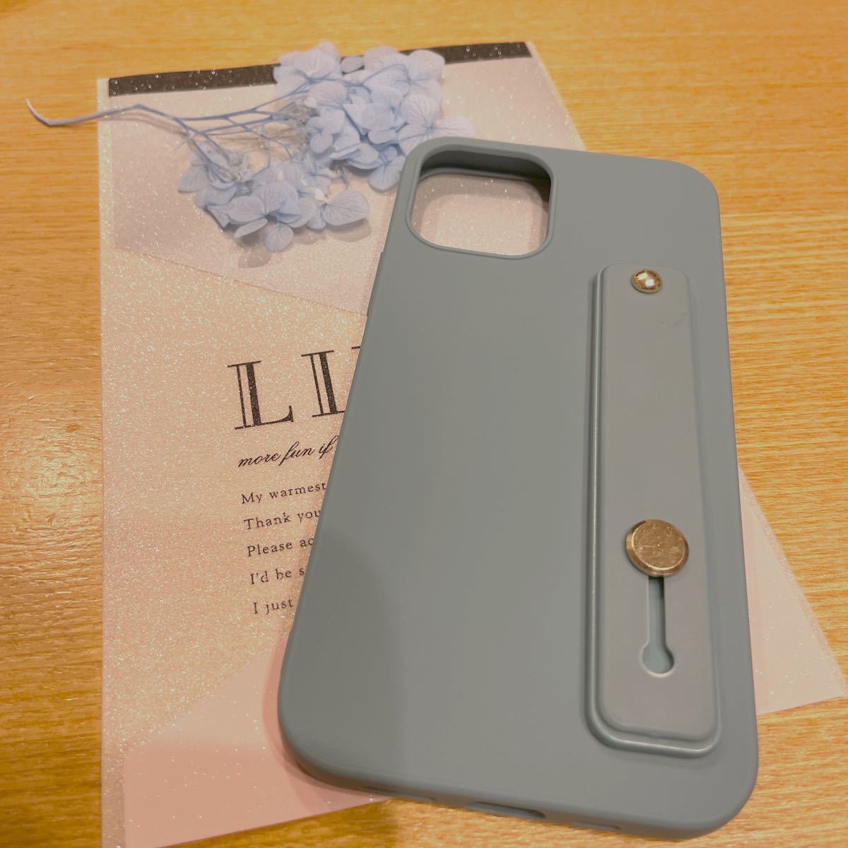 くすみグリーン　ベルト付き iPhone12/Pro用　シリコンケース
